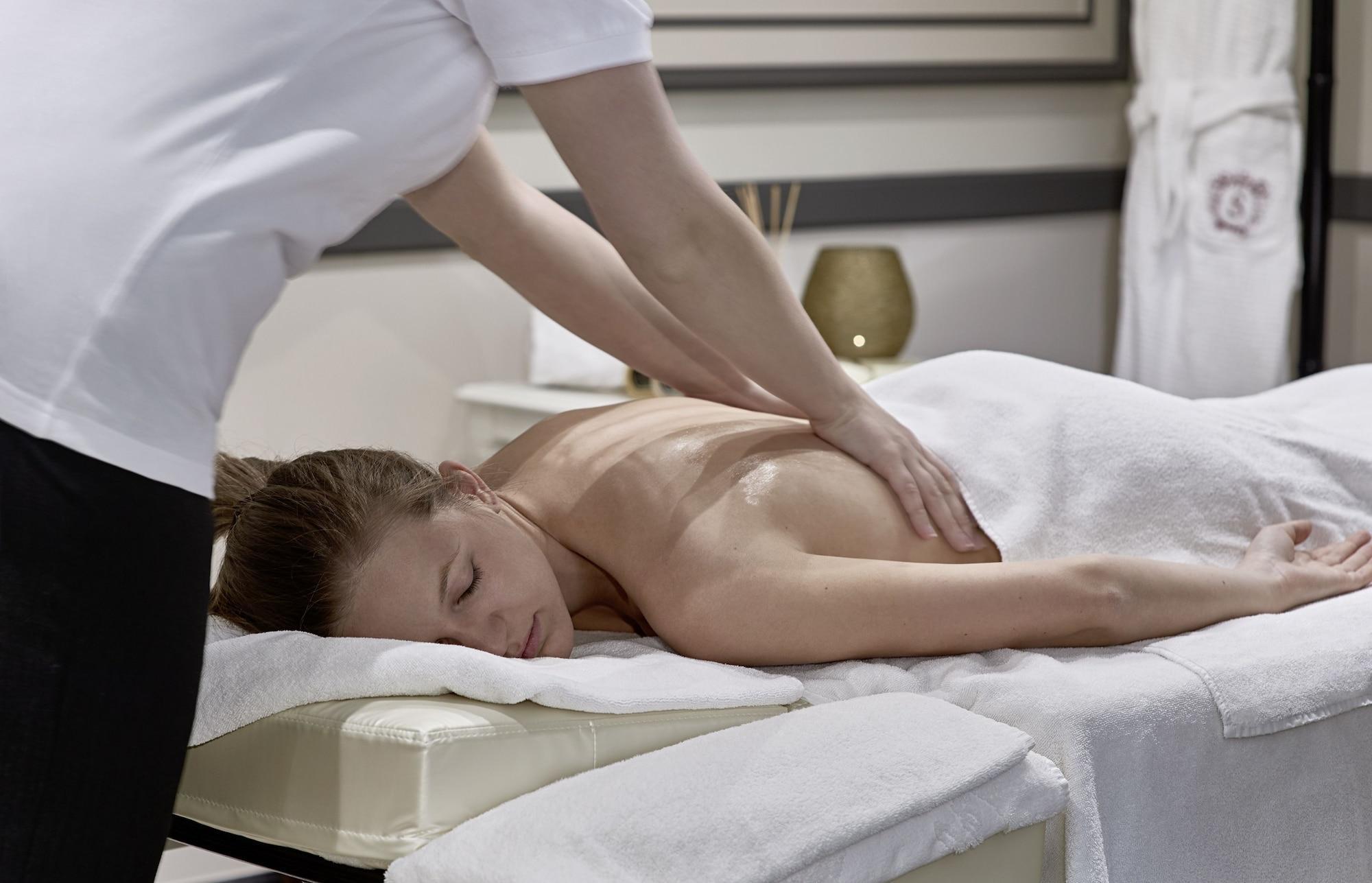 Hotel Sacher Salzburg Ngoại thất bức ảnh A massage therapist treating a patient