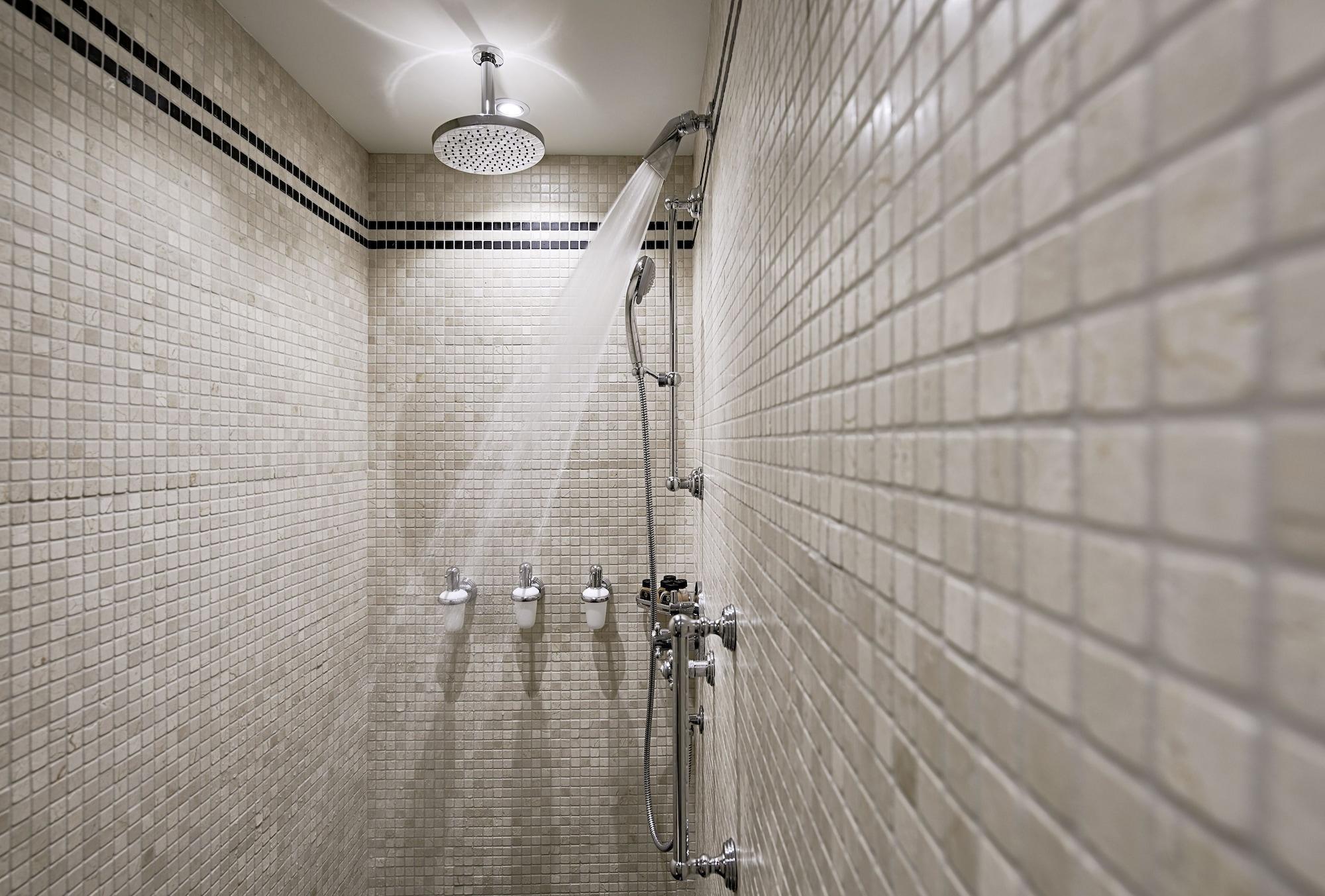 Hotel Sacher Salzburg Ngoại thất bức ảnh A shower