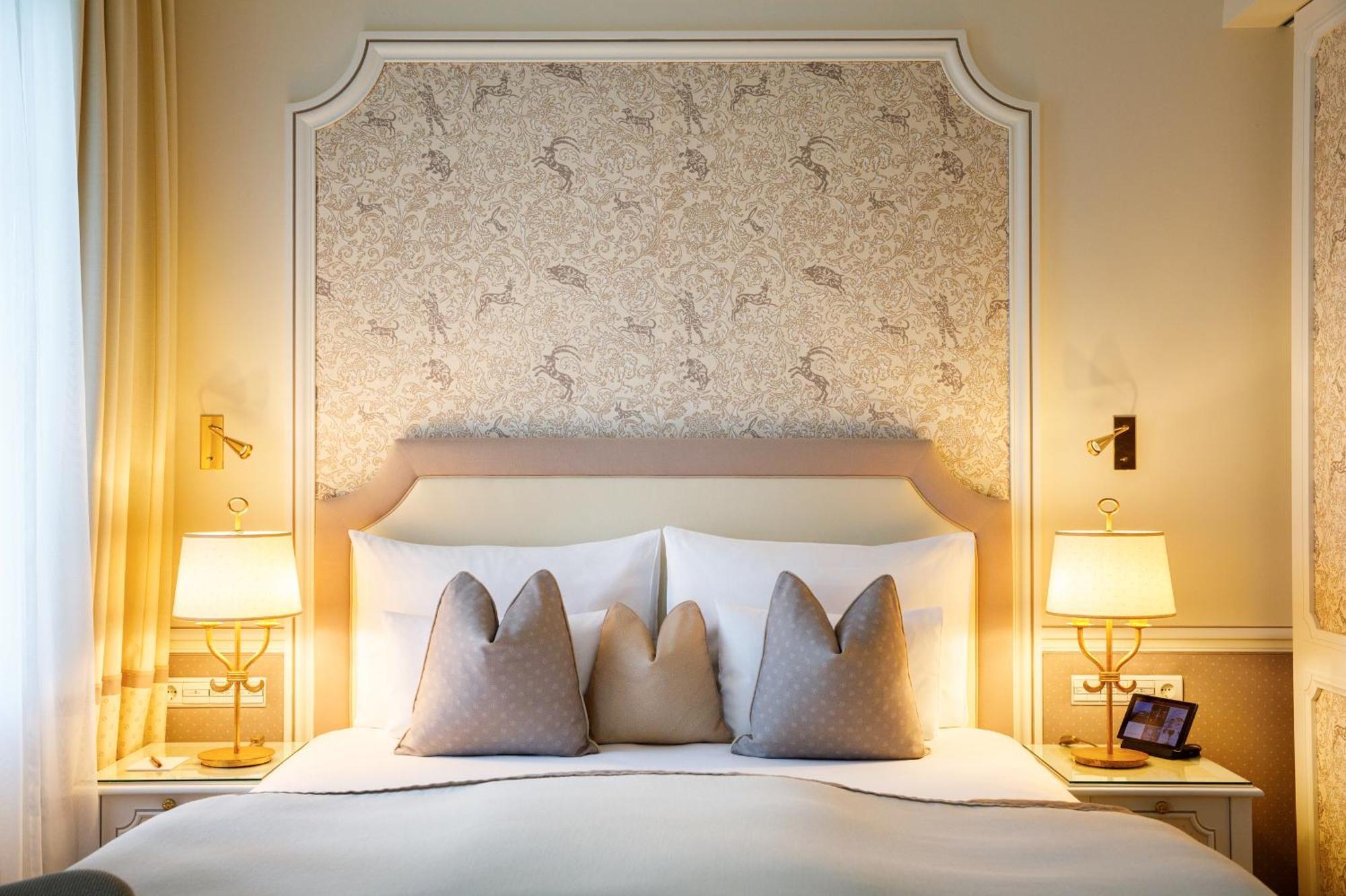 Hotel Sacher Salzburg Ngoại thất bức ảnh A bedroom at the hotel