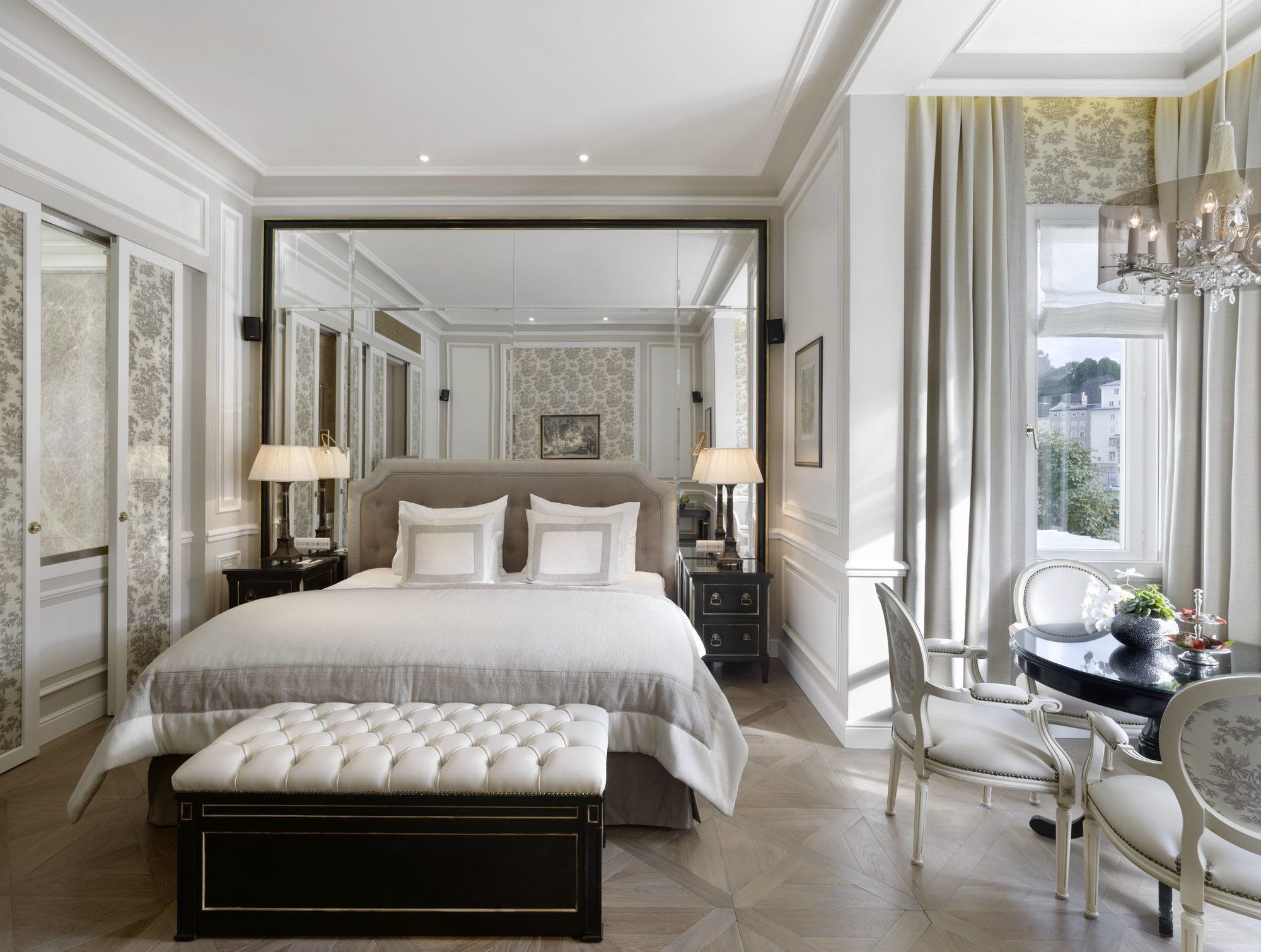Hotel Sacher Salzburg Phòng bức ảnh A bedroom at the Mandarin Oriental, Paris
